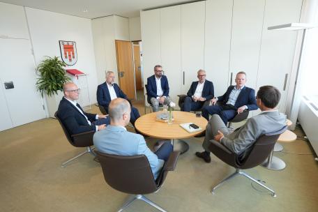 Bild: Die beiden ASFINAG-Geschäftsführer Alexander Walcher und Andreas Fromm sowie der Leiter der Planung Neubau West, Günter Fritz, informierten LH Wallner, LSth. Bitschi und LR Tittler über den aktuellen Stand zum S18-Projekt
