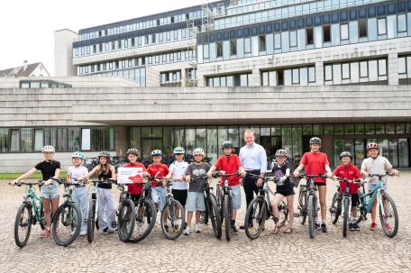 Bild: Preisverleihung im Landhaus - Landesstatthalter Bitschi übergab die Hauptpreise des Schoolbiker 2025 an die Gewinnerklassen