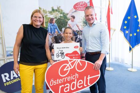 Bild: Preisverleihung im Landhaus - Landesstatthalter Bitschi übergab die Hauptpreise des Schoolbiker 2025 an die Gewinnerklassen