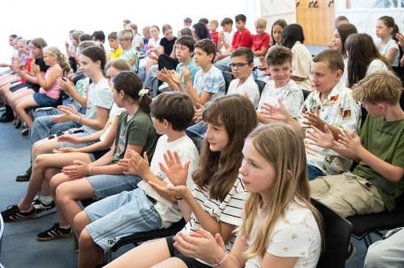 Bild: Preisverleihung im Landhaus - Landesstatthalter Bitschi übergab die Hauptpreise des Schoolbiker 2025 an die Gewinnerklassen