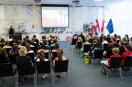 Bild: Preisverleihung im Landhaus - Landesstatthalter Bitschi übergab die Hauptpreise des Schoolbiker 2025 an die Gewinnerklassen
