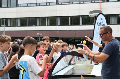 Bild: Eiswagen am BG Blumenstraße: Das BG Blumenstraße holte den Eiswagen an ihre Schule