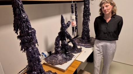 Bild: Nina Teres Feuerstein in ihrem Atelier