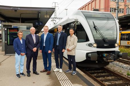 Bild: Vertragsunterzeichung in St. Margrethen: ab Dezember 2026 wird eine direkte Verbindung mit der Linie S3 zwischen Bregenz über St. Gallen bis Weinfelden eingerichtet