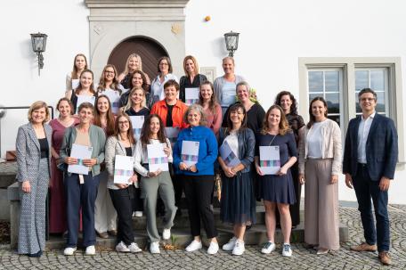 Bild: Zertifikatsverleihung an AbsolventInnen der Lehrgänge in der Elementarpädagogik