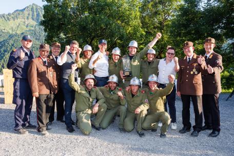 Bild: „Wasser Marsch z’Laterns“: Markus Wallner und die Siegergruppe der goldenen Pumpe Schnifis 