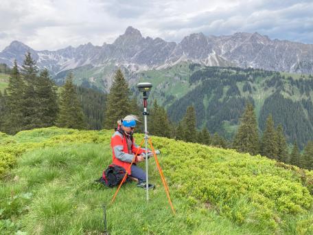 Bild: Mitarbeitende des Landesamts für Vermessung und Geoinformation (LVG) im Einsatz