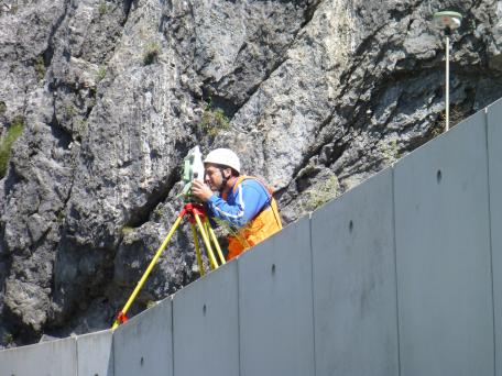Bild: Mitarbeitende des Landesamts für Vermessung und Geoinformation (LVG) im Einsatz