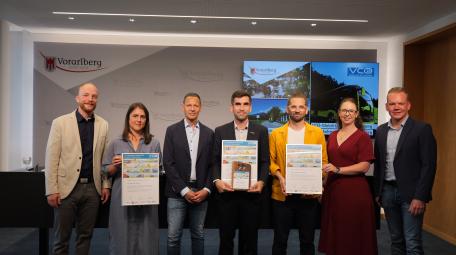 Bild: v.l. Michael Schwendinger (VCÖ), Caroline Jäger (Gemeindevertreterin Hittisau), Marcus Ender (ÖBB), Leonard Lechner (VVV), Stephan Pillwein (Fahrradbeauftragter der Stadt Feldkirch), Nathalie Koch (Stadträtin von Feldkirch), LSth. Christof Bitschi.