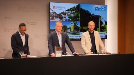 Bild: v. l. Marcus Ender (ÖBB), LSth.Christof Bitschi, Michael Schwendinger (VCÖ).