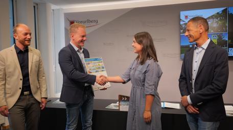 Bild: v. l. Michael Schwendinger (VCÖ), LSth. Christof Bitschi, Caroline Jäger (Gemeindevertreterin Hittisau), Marcus Ender (ÖBB).
