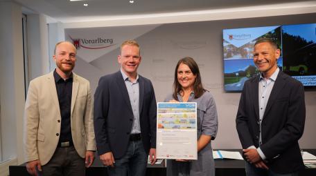 Bild: v. l. Michael Schwendinger (VCÖ), LSth. Christof Bitschi, Caroline Jäger (Gemeindevertreterin Hittisau), Marcus Ender (ÖBB).