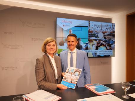Bild: Landesrätin Barbara Schöbi-Fink und Bildungsdirektor Heiko Richter 