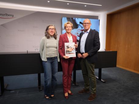 Bild: v.l. Abteilungsvorständin Alexandra Kargl, Landesrätin Martina Rüscher und Gemeindeverbandspräsident Walter Gohm