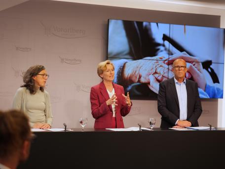 Bild: v.l. Abteilungsvorständin Alexandra Kargl, Landesrätin Martina Rüscher und Gemeindeverbandspräsident Walter Gohm
