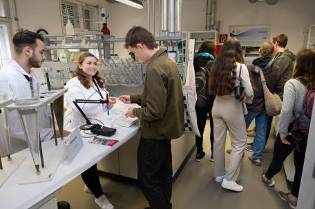 Bild: Zahlreiche BesucherInnen erlebten Arbeit des Umweltinstituts hautnah 