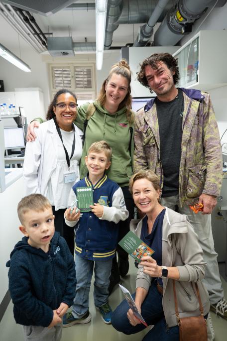 Bild: Zahlreiche BesucherInnen erlebten Arbeit des Umweltinstituts hautnah 