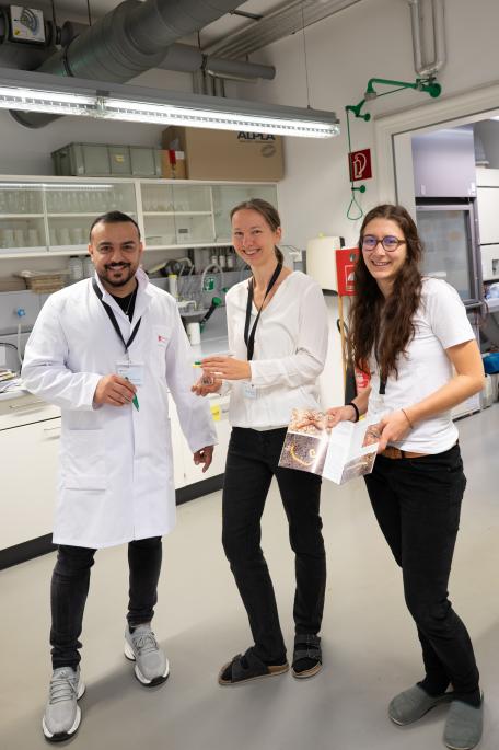 Bild: Zahlreiche BesucherInnen erlebten Arbeit des Umweltinstituts hautnah 