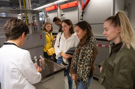 Bild: Zahlreiche BesucherInnen erlebten Arbeit des Umweltinstituts hautnah 