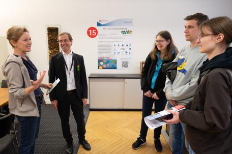 Bild: Zahlreiche BesucherInnen erlebten Arbeit des Umweltinstituts hautnah 