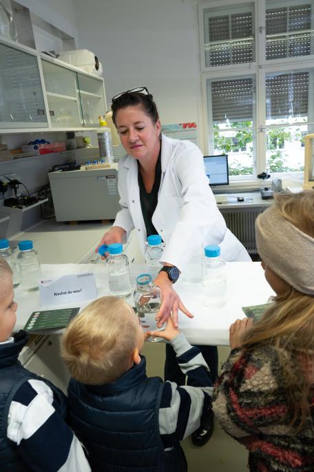 Bild: Zahlreiche BesucherInnen erlebten Arbeit des Umweltinstituts hautnah 