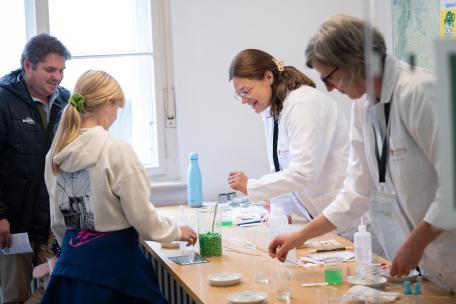 Bild: Zahlreiche BesucherInnen erlebten Arbeit des Umweltinstituts hautnah