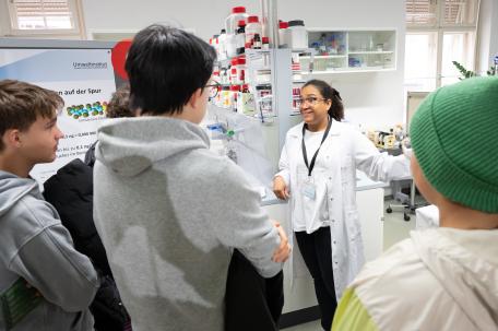 Bild: Zahlreiche BesucherInnen erlebten Arbeit des Umweltinstituts hautnah