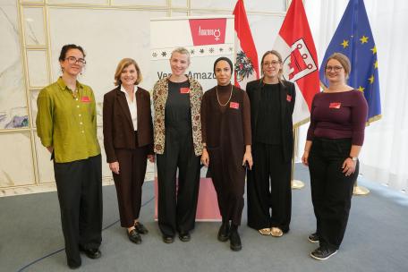 Bild: Anna Huwe (Moderation), Landesrätin Barbara Schöbi-Fink, Carolin Luiprecht (Beratungsstelle Extremismus bOJA), Eşim Karakuyu (Beratungsstelle Extremismus bOJA), Angelika Atzinger (Verein Amazone), Theresia Vogel (Verein Amazone)