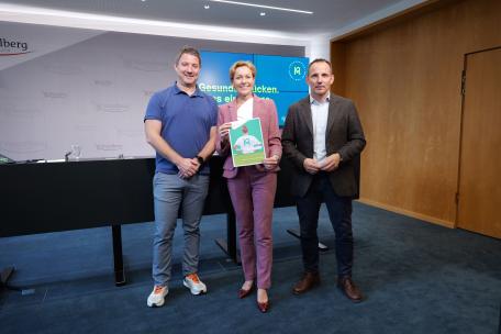 Bild:  Markus Österle (Physio Austria), LR Martina Rüscher und Lukas Schrattenthaler (Vorarlberg>>bewegt)