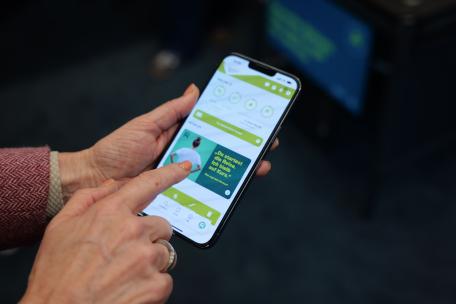 Bild: Downloadlinks zur App (App Store / Play Store) und Kampagnenmaterialien sind auf der Website www.vorarlbergbewegt.at zu finden.