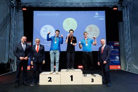 Bild: In der Anlagenelektrik setzte sich Janick Gehrer von der Julius Blum GmbH in Höchst durch. Ebenfalls für das Unternehmen in Höchst erfolgreich: Deniz Mutun (CNC-Fräsen), Sandro Flatz (Maschinenbau-CAD) und Keanu Frick (Maschinenbautechnik).