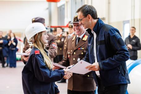 Bild: Starkes Ehrenamt auch bei der Feuerwehrjugend im Land: Diese junge Feuerwehrfrau erhielt am 22. November im Feuerwehr-Ausbildungszentrum Feldkirch das Leistungsabzeichen in Gold vom Landeshauptmann.