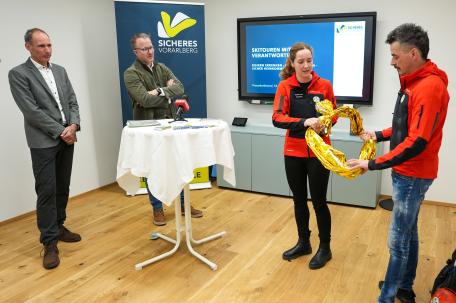 Bild: SKITOUREN MIT VERANTWORTUNG – RISIKEN ERKENNEN, NATUR SCH&Uuml;TZEN, SICHER HEIMKOMMEN