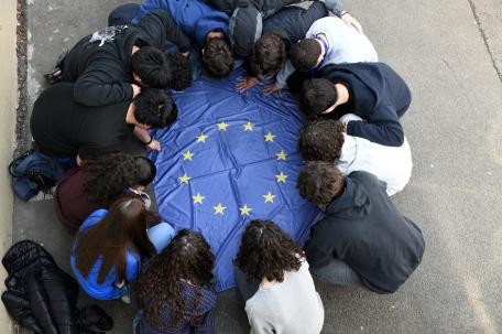 Bild: Gruppenfoto EU-Flagge