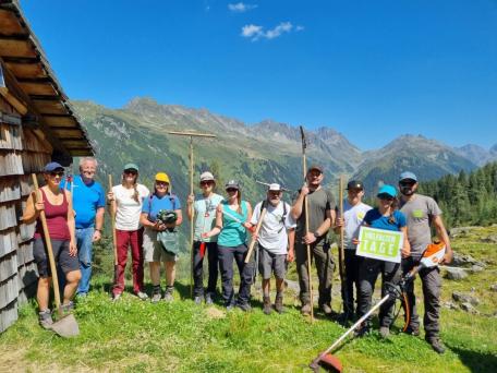 Bild: Vielfaltertag auf der Alpguesalpe im hinteren Silbertal zur Aufwertung von Birkhuhnbalzpl&auml;tzen 