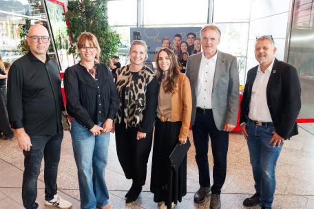 Bild: Juror Alexander Sprenger, Landesfachkoordinatorin Marlene Wiederin (PTS Bludenz), Direktorin Bettina Prax (PTS Bludenz), Jurorin Cornelia Pecoraro, B&uuml;rgermeister Georg Bucher und Direktor Hannes M&auml;ser (PTS Feldkirch)