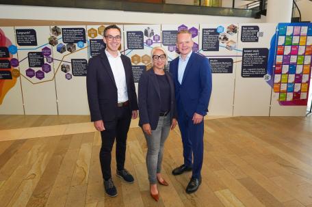 Bild: Kinder- und Jugendanwalt Vorarlberg Christian Netzer, Landtagsabgeordnete Nicole Feurstein-Hosp und Landesstatthalter Christof Bitschi 