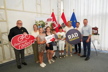 Bild: Preisverleihung im Landhaus: LSth. Christof Bitschi, Radkoordinatorin Anna Schwerzler-Nigg, Martin Pfanner (KfV), Angelika Walser (Bildungsdirektion) und Darko Markovic (&Ouml;AMTC) &uuml;bergaben die Hauptpreise des Schoolbiker 2026 an die Gewinnerklassen.