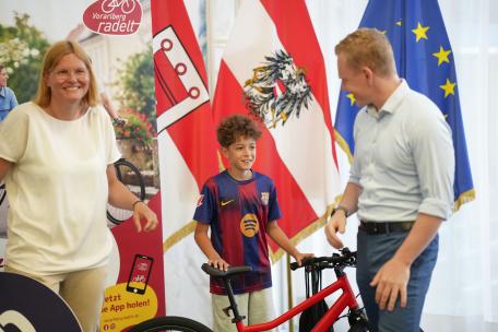 Bild: Preisverleihung im Landhaus: LSth.Christof Bitschi, Radkoordinatorin Anna Schwerzler-Nigg, Martin Pfanner (KfV), Angelika Walser (Bildungsdirektion) und Darko Markovic (&Ouml;AMTC) &uuml;bergaben die Hauptpreise des Schoolbiker 2026 an die Gewinnerklassen.