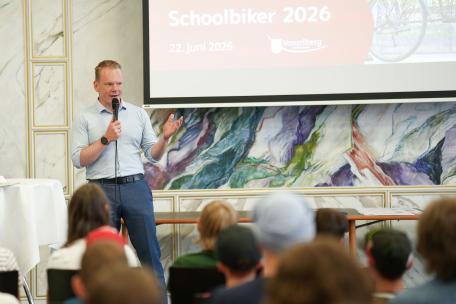 Bild: Preisverleihung im Landhaus: LSth.Christof Bitschi, Radkoordinatorin Anna Schwerzler-Nigg, Martin Pfanner (KfV), Angelika Walser (Bildungsdirektion) und Darko Markovic (&Ouml;AMTC) &uuml;bergaben die Hauptpreise des Schoolbiker 2026 an die Gewinnerklassen.