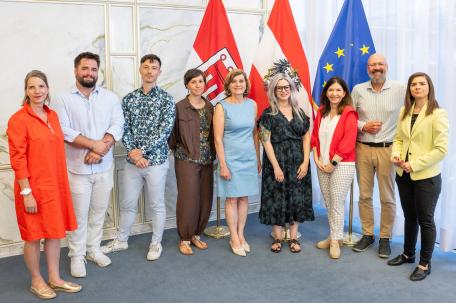 Bild: LAbg. Gerda Schnetzer-Sutterl&uuml;ty, Klaus Burkart & Emanuel Wiehl (CSD Pride Vorarlberg), Moderatorin Isabel Baldreich, Landesr&auml;tin Barbara Sch&ouml;bi-Fink, Historikerin Ina Friedmann,  LAbg. Manuela Auer, LAbg. Bernhard Weber, LAbg. Fabienne Lackner