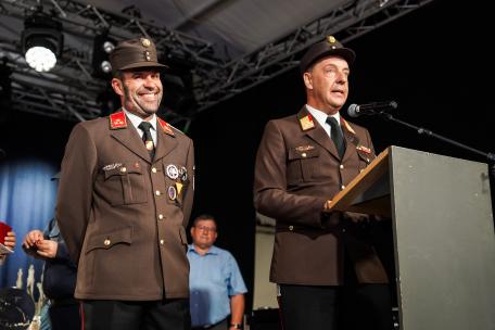 Bild: Kommandant Xaver Stark, links, und Bezirksfeuerwehrinspektor Karl-Heinz Beiter